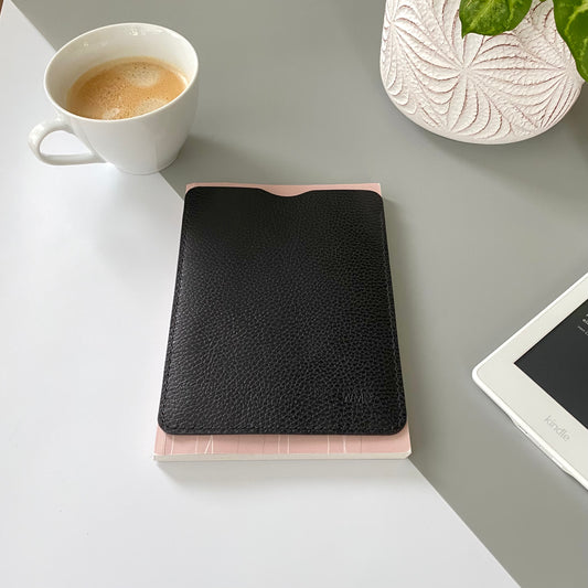 E-Book Reader Leather Sleeve | Read Me | Black Texture