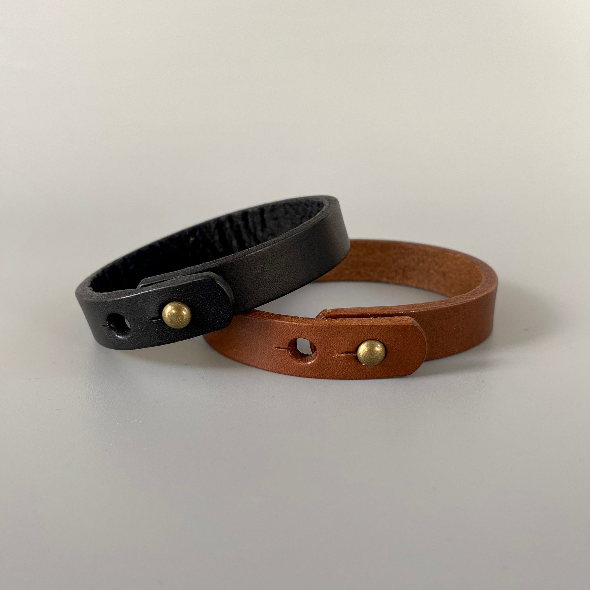 Größenverstellbare Lederarmbänder in Schwarz und Cognacbraun