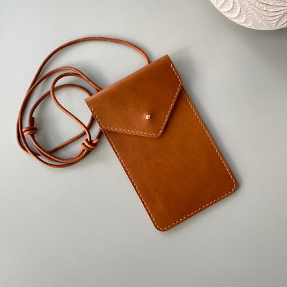 Leather smartphone bag in tan