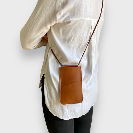Crossbody smartphone bag made of brown leather