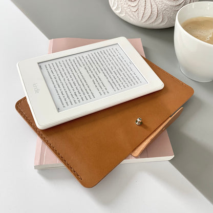 E-Book Reader Ledertasche mit Klappenverschluss | Read Me Too | Hellbraun