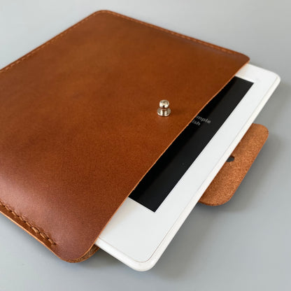 Leather Case for E-Book Readers and Tablets | Read Me Too | Cognac Brown